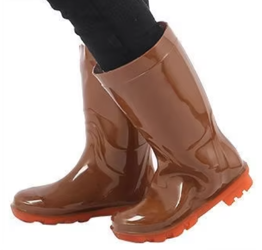 94864b81-d51a-4dbf-be62-efed053f0847_botas_de_jardín_de_pvc_resistentes_al_agua_y_transpirables_color_marrón_blanquecino_suela_naranja_de_uso_intensivo.png