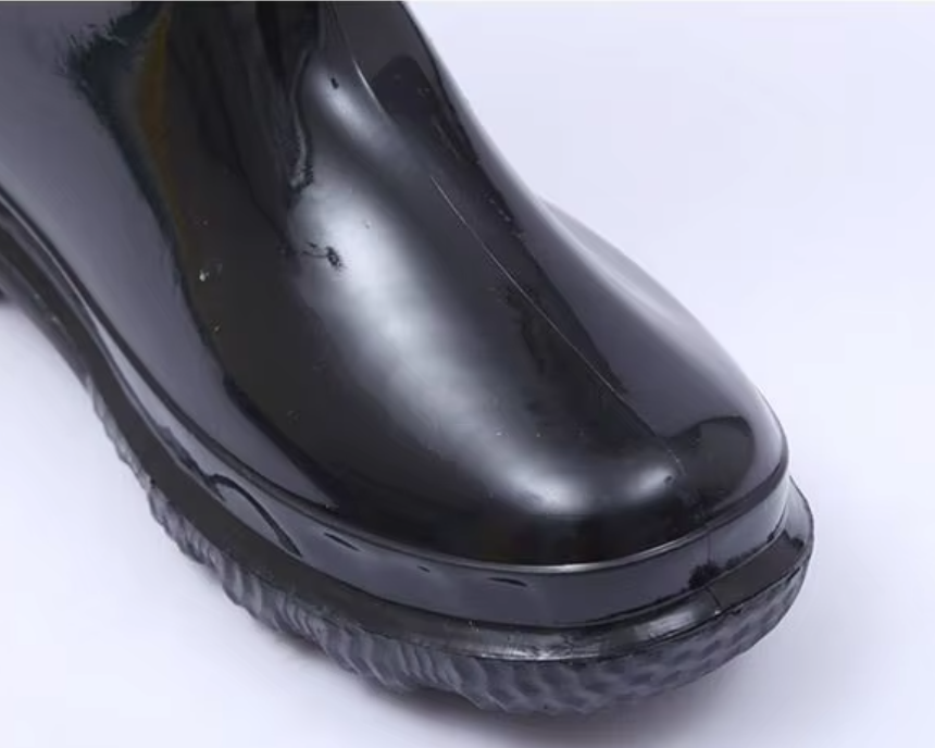 a092bfdc-7822-4703-8756-0930a4d9c5b3_cerca-de-la-punta-redondeada-en-botas-de-trabajo-impermeables-de-PVC-cálido-negro-brillante.png